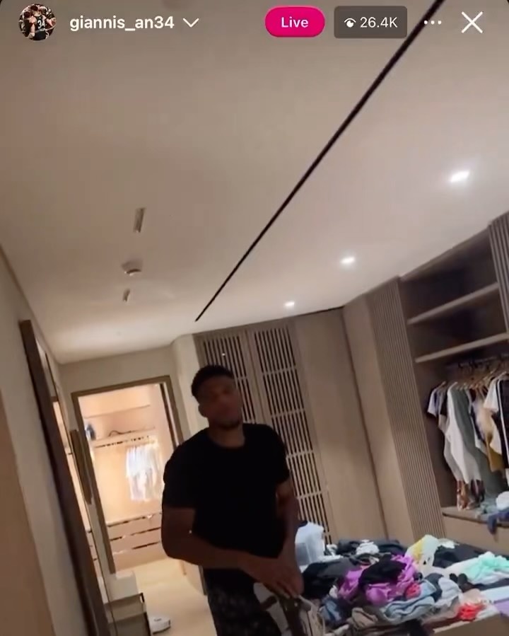 万博体育移动版-妻子直播字母哥抓蟑螂&amp;近三万人观看 字母哥开玩笑：我要离婚！